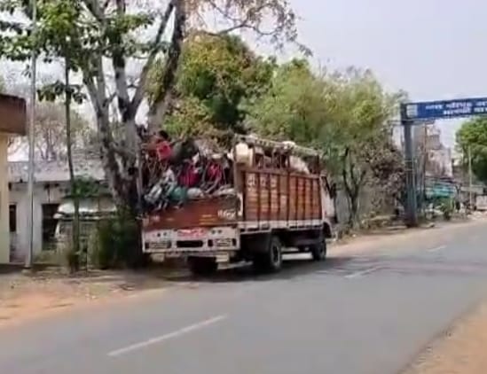 Katni barhi news : मालवाहक में ले जा रहे थे सवारी, पुलिस ने कर दी कार्रवाई