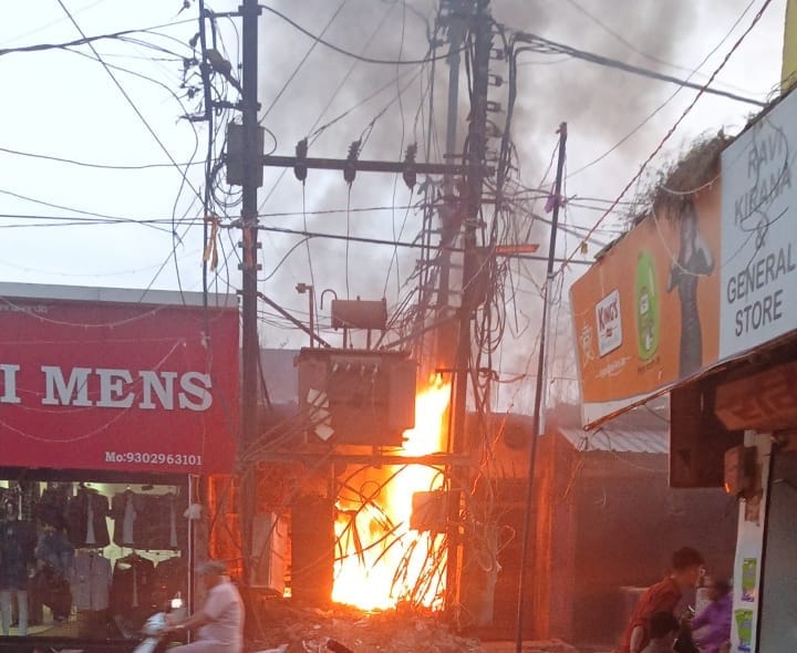 Katni madhanagar fire news : माधव नगर तांगा स्टैंड में लगी आग, कबाड़ जलकर हुआ राख